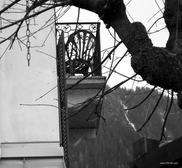 balcony_tree_mountain_sky