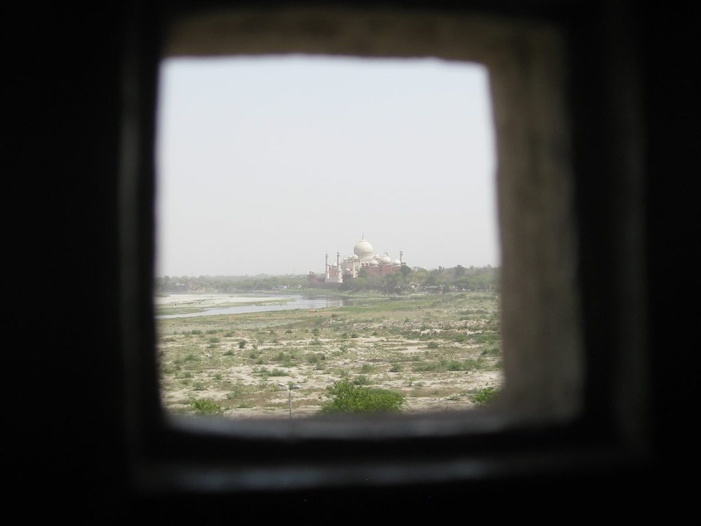 Taj_from_palace_cell